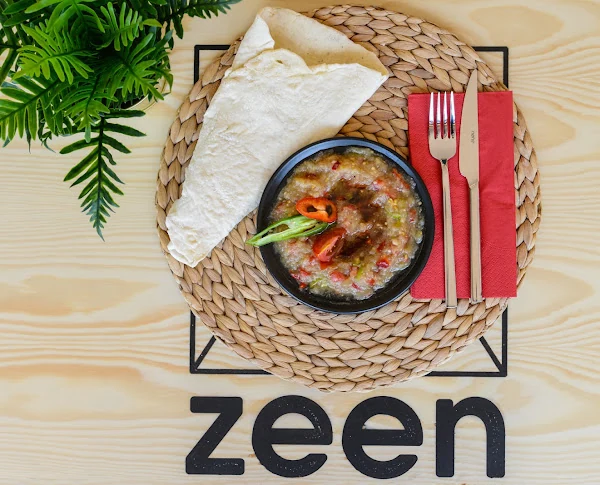 Zeen Lounge Cafe’de markalı servis altlığıyla hazırlanmış yemek masası